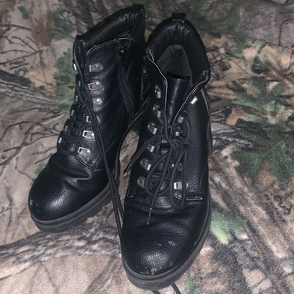 No boundaries heeled boots size 9